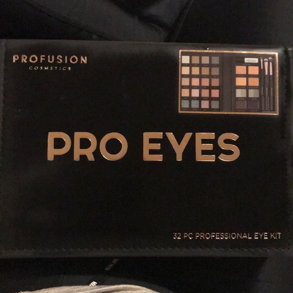 Pro fusion Cosmetics Pro Eyes 32 PC Pro Eye kit